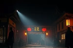 《长街灯火》老街上暖黄灯串与行人剪影