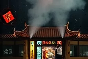 《微光之城》清晨天台上的城市远景与薄雾